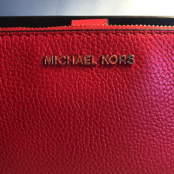 Flash Sale💥💥Michael Kors wallet/wristlet. Beautiful red!!!! Price firm - Picture 3 of 16
